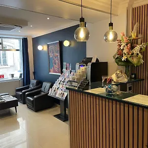 Mary's Republique Hotell