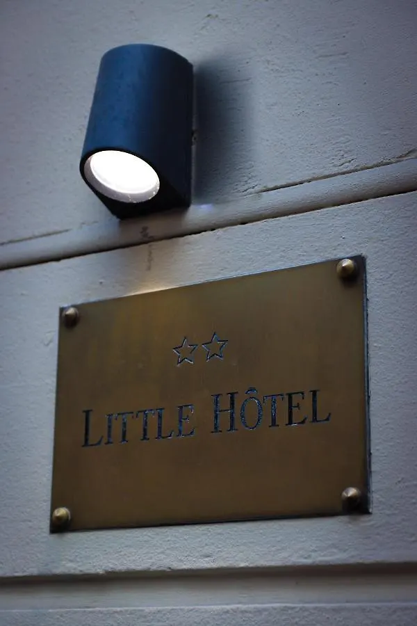 **  Little Hotel Paris France