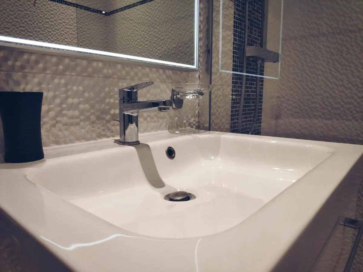 **  Little Hotel Paris France